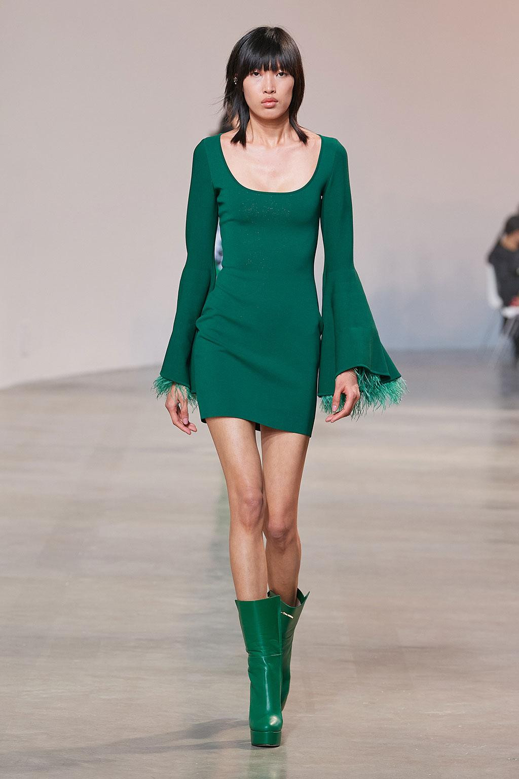 Phương Oanh đã có một mùa tuần lễ thời trang Thu Đông 2022 rất thành công tại cả Milan và Paris, khi vượt qua các vòng casting gắt gao để sải bước trên sàn diễn Elie Saab Thu Đông 2022.