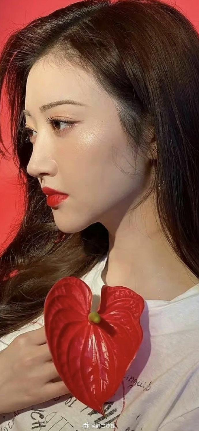 Bức hình chưa chỉnh sửa gây sốt của Cảnh Điềm. Cô make up kỹ càng nhưng không thể phủ nhận diễn viên có làn da đẹp, không nếp nhăn. Ảnh: Weibo.