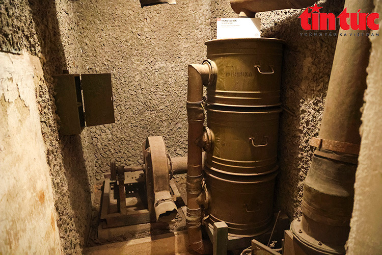 Hầm có thể chống được sức công phá của bom tấn và tên lửa không đối đất, trụ được qua một vụ tấn công nguyên tử, vũ khí hóa học, vi trùng. Trong ảnh: Hệ thống lọc độc do Liên Xô sản xuất. Hầm có thể chống được sức công phá của bom tấn và tên lửa không đối đất, trụ được qua một vụ tấn công nguyên tử, vũ khí hóa học, vi trùng. Trong ảnh: Hệ thống lọc độc do Liên Xô sản xuất.