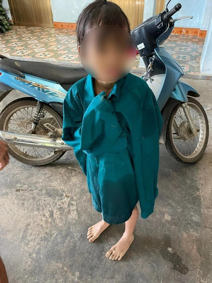 Anh Sao đưa bé gái về nhà mình rồi đăng thông tin tìm kiếm người thân cho bé lên mạng xã hội (Ảnh: NVCC)