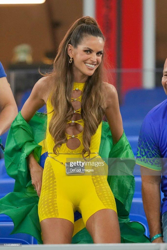 Cựu thiên thần Victoria's Secret Izabel Goulart “đốt cháy” khán đài sân 974 khi mặc gợi cảm trong trận đấu giữa Hàn Quốc và Brazil. Izabel Goulart mặc đồ bó sát, cắt xẻ táo bạo và khoác cờ Brazil thu hút sự chú ý của mọi người xung quanh. Ảnh: Getty. Cựu thiên thần Victoria's Secret Izabel Goulart “đốt cháy” khán đài sân 974 khi mặc gợi cảm trong trận đấu giữa Hàn Quốc và Brazil. Izabel Goulart mặc đồ bó sát, cắt xẻ táo bạo và khoác cờ Brazil thu hút sự chú ý của mọi người xung quanh. Ảnh: Getty.