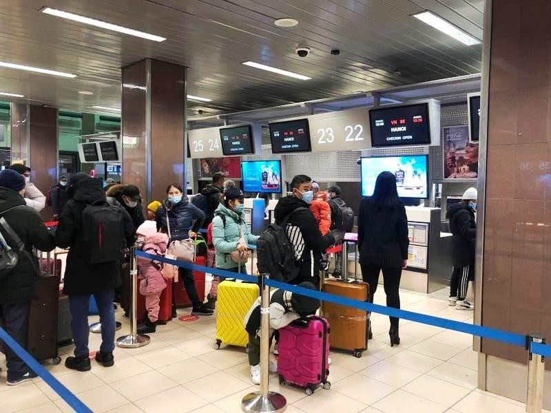 Những công dân Việt Nam bắt đầu làm thủ tục tại sân bay Henri Coandă ở Thủ đô Bucharest của Romania để về nước. (Ảnh: CTV/Vietnam+)