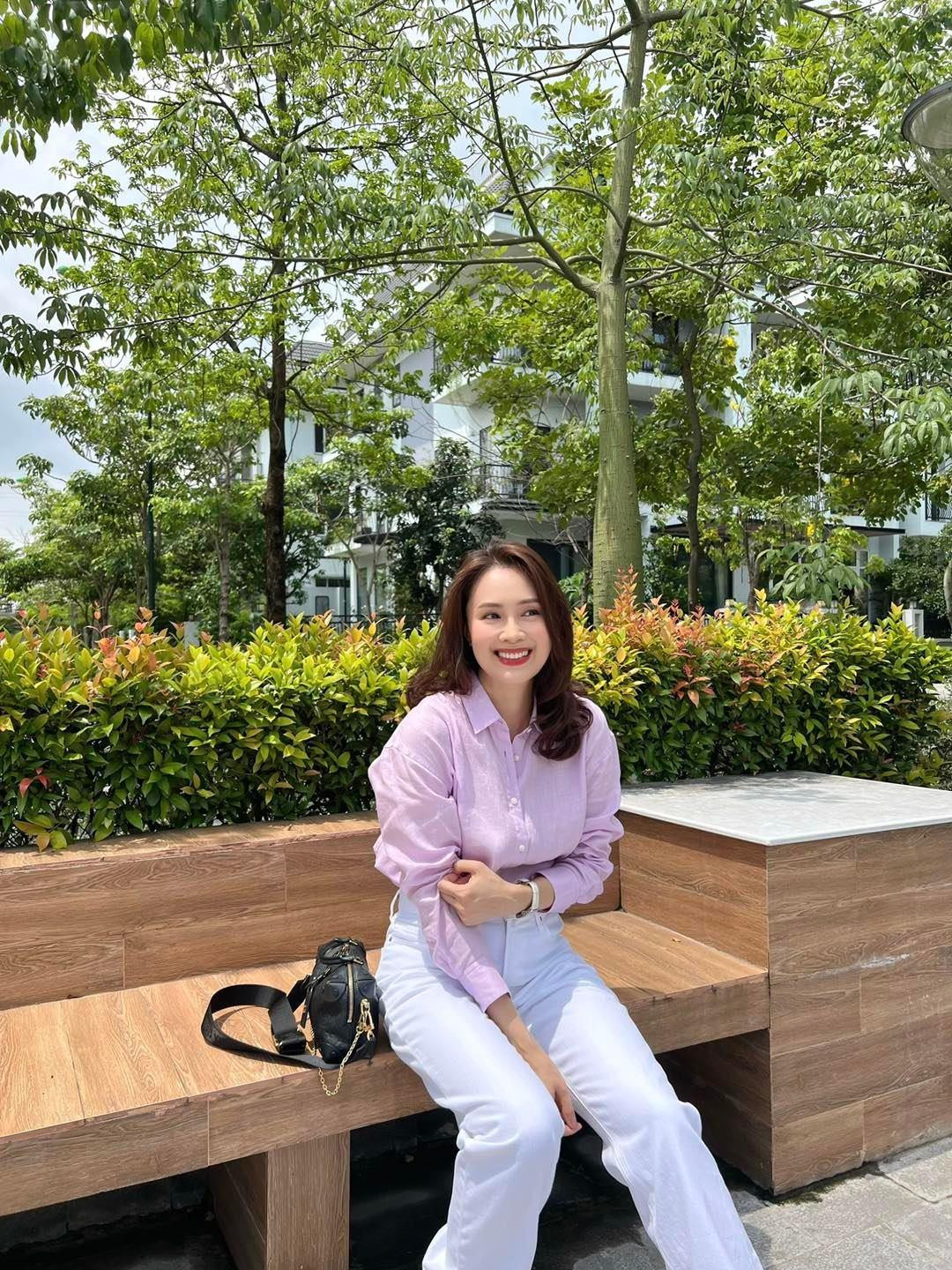 Hồng Diễm ngày càng trẻ trung xinh đẹp. Dù chỉ ăn diện đơn giản với áo sơ mi, quần jeans trắng nhưng người đẹp vẫn vô cùng nổi bật và tràn đầy năng lượng.