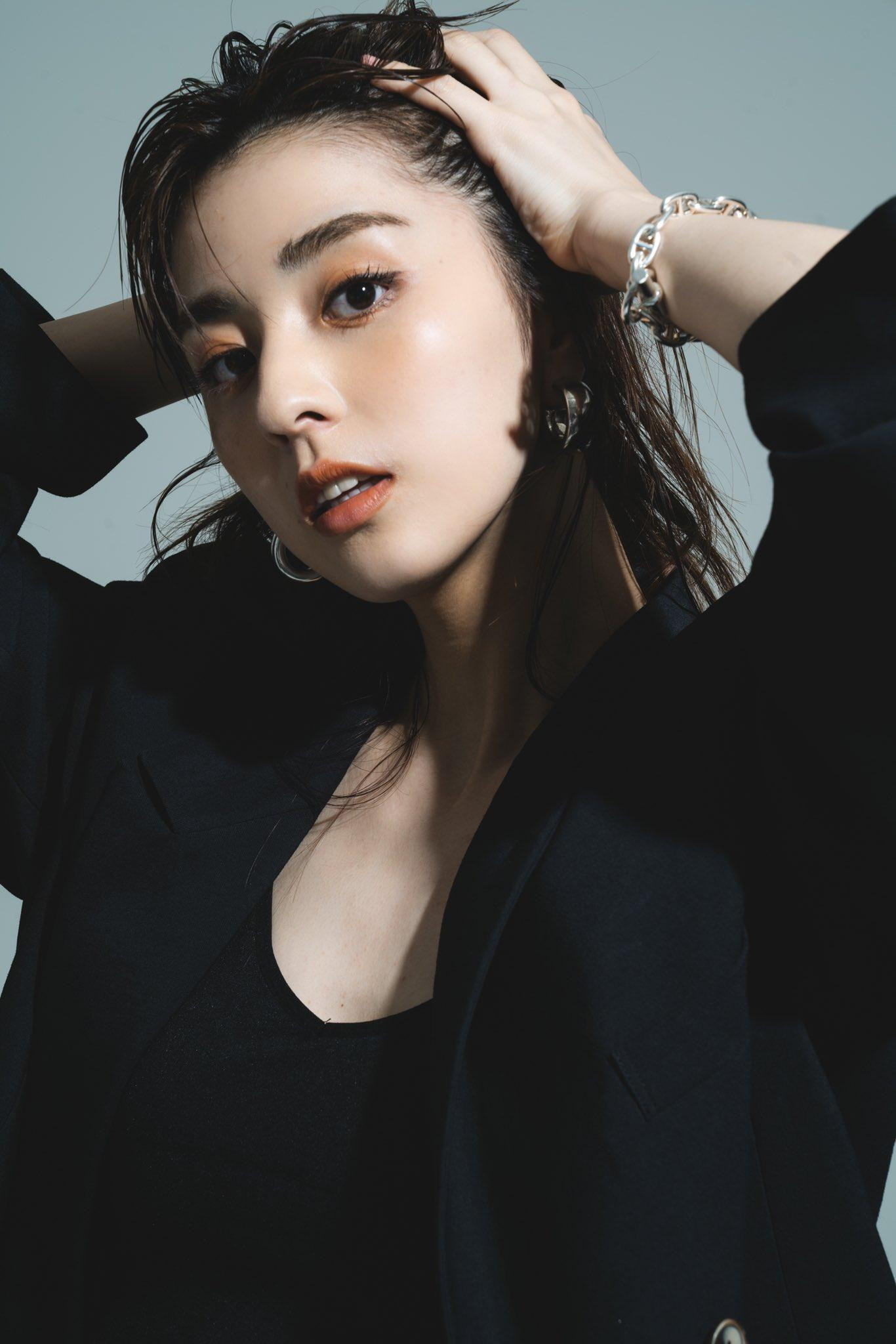 Theo truyền thông Nhật Bản, Takumi Minamino bén duyên với người đẹp hơn 1 tuổi Yurina Yanagi năm 2019 khi anh đang chơi cho Salzburg Redbull. Họ quen nhau qua lời giới thiệu của chị gái và anh rể của người đẹp. Ảnh: animoproduce.