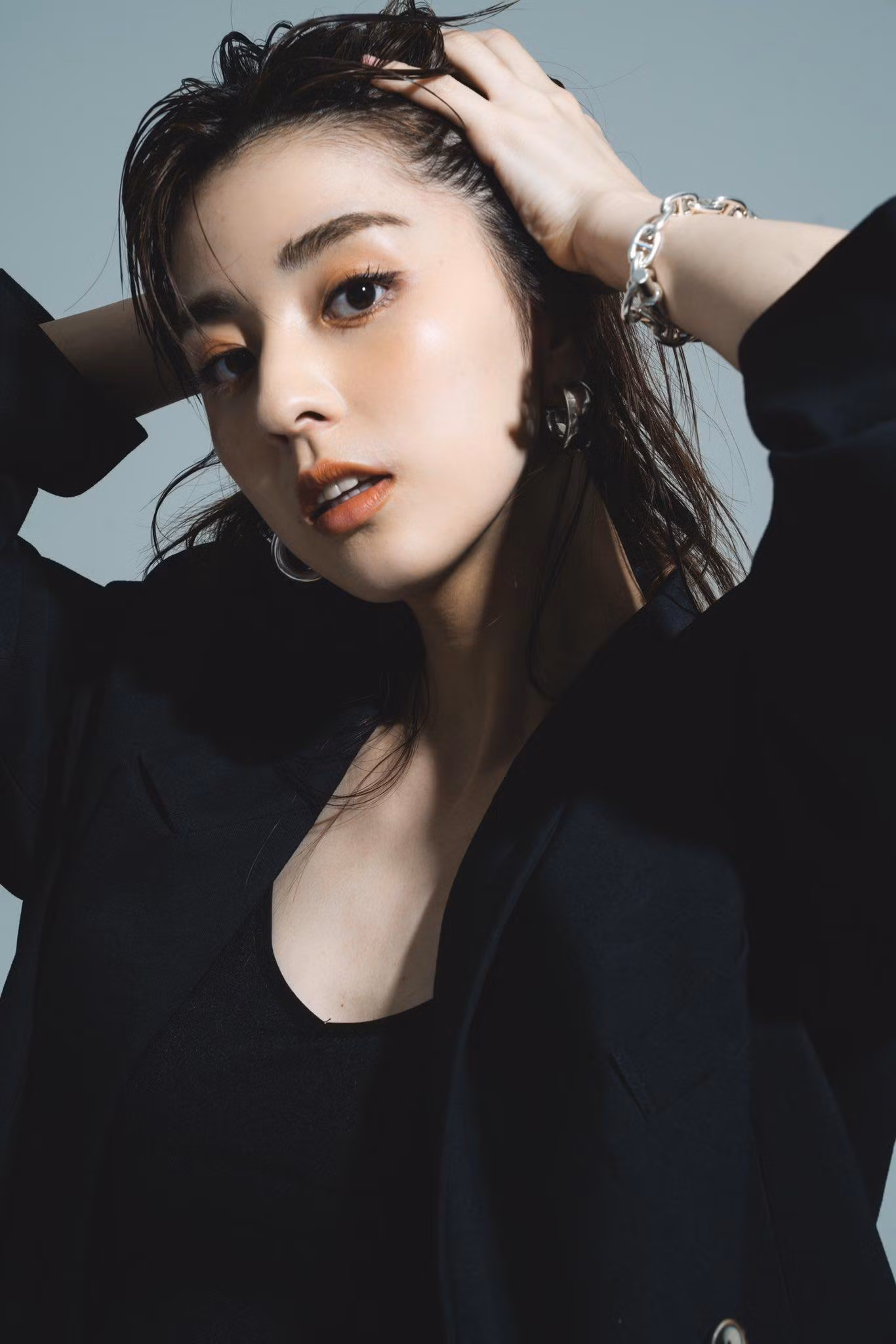 Theo truyền thông Nhật Bản, Takumi Minamino bén duyên với người đẹp hơn 1 tuổi Yurina Yanagi năm 2019 khi anh đang chơi cho Salzburg Redbull. Họ quen nhau qua lời giới thiệu của chị gái và anh rể của người đẹp. Ảnh: animoproduce.