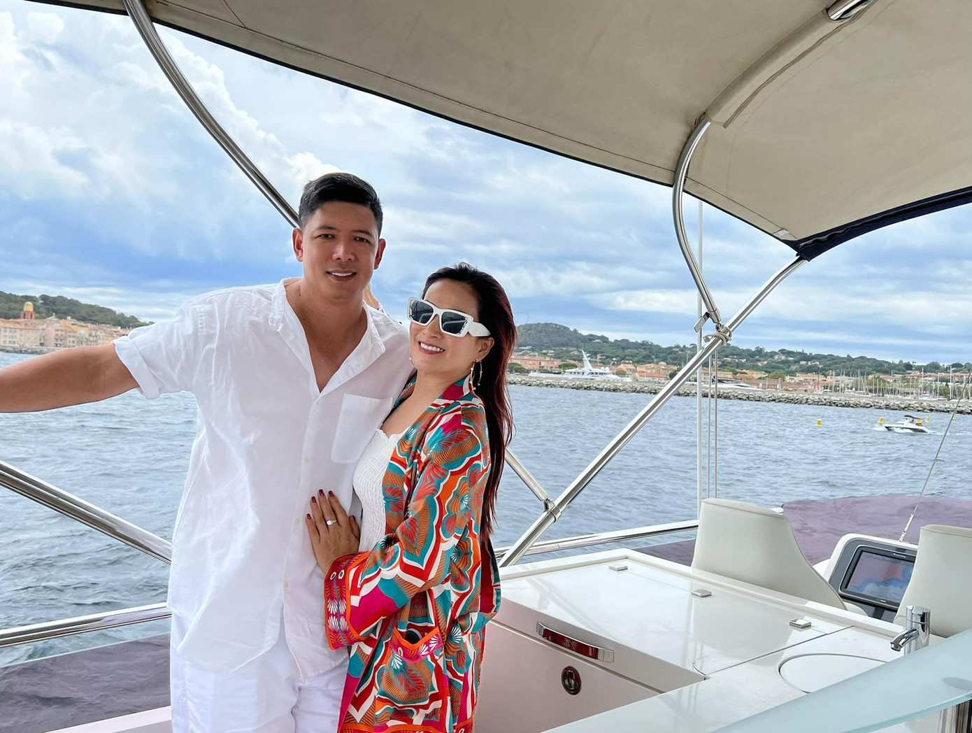 Doanh nhân Anh Thơ rất hào hứng khi đi du thuyền từ Monaco sang Saint Tropez (Pháp). Cô cho hay, người phấn khích nhất là ông xã Bình Minh khi được lái du thuyền suốt nửa chặng đường (tầm 1 tiếng rưỡi) sau hơn 18 năm tốt nghiệp Đại học Hàng hải.