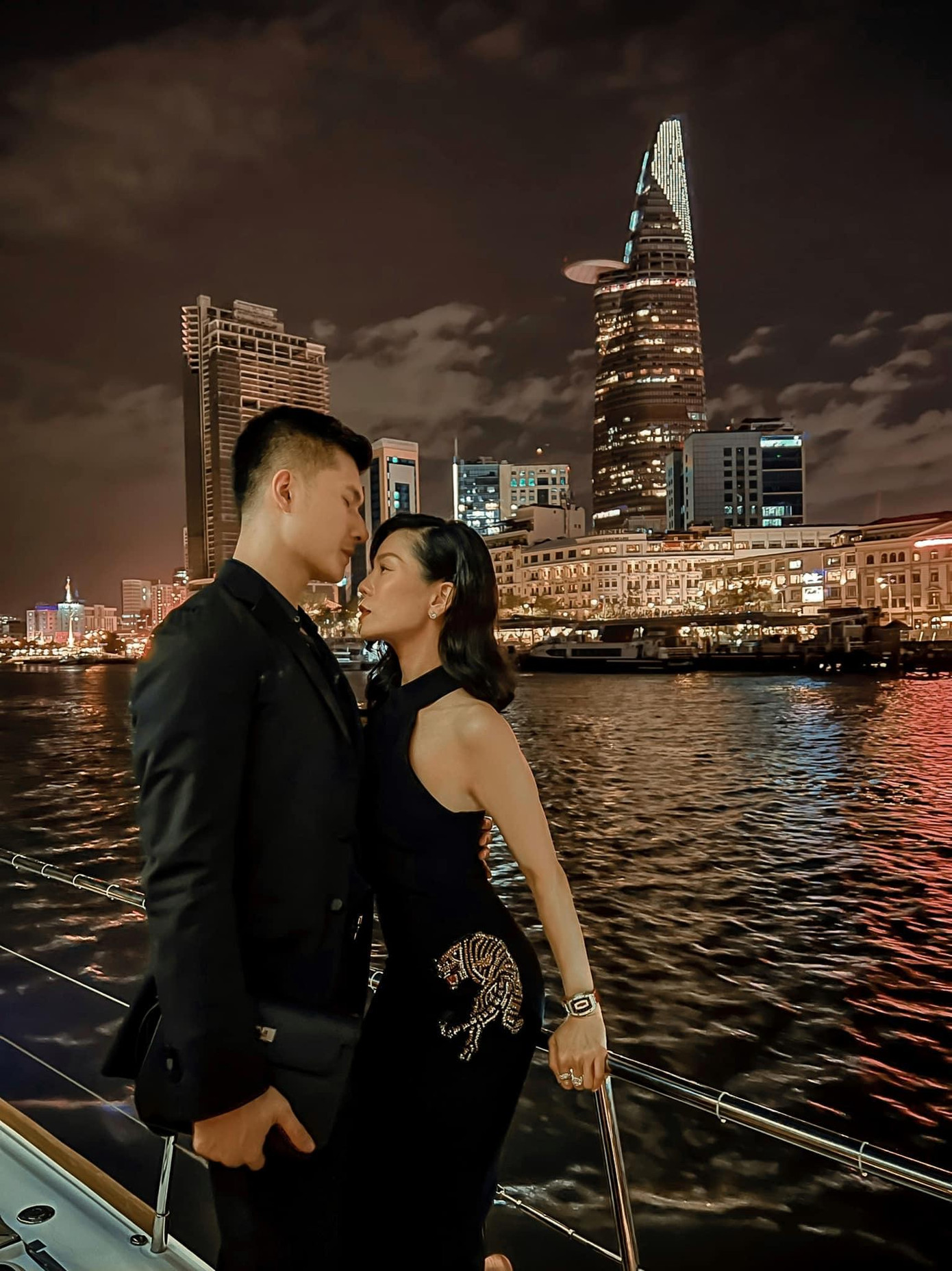 Vào ngày đầu năm mới cách đây đúng 1 năm, cặp đôi lần đầu tiên đăng hình đón năm mới cùng nhau, chính thức công khai mối quan hệ yêu đương. Vào ngày đầu năm mới cách đây đúng 1 năm, cặp đôi lần đầu tiên đăng hình đón năm mới cùng nhau, chính thức công khai mối quan hệ yêu đương.