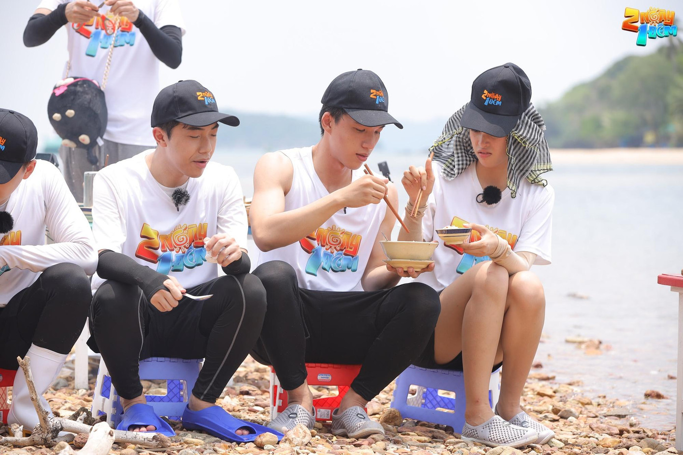 Tiểu Vy và HIEUTHUHAI có nhiều tương tác đáng yêu trong suốt thời gian ghi hình