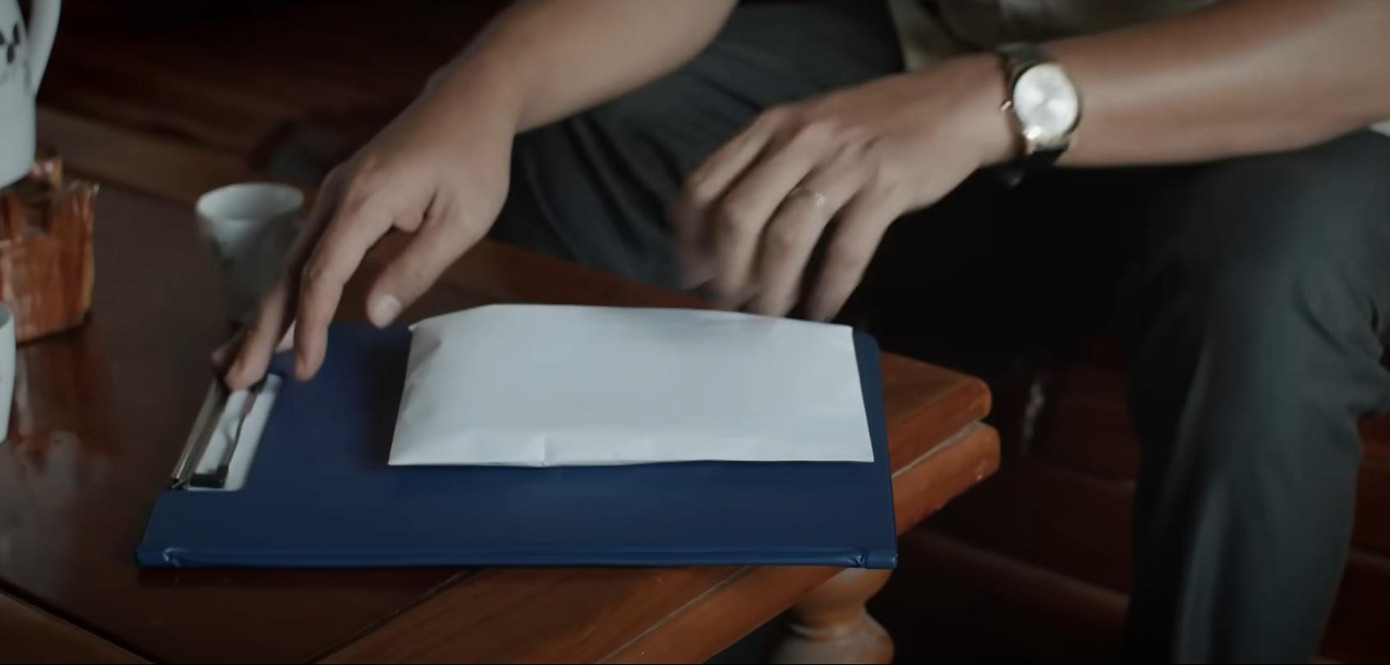 Hào được người dân hối lộ. Ảnh: CMH.