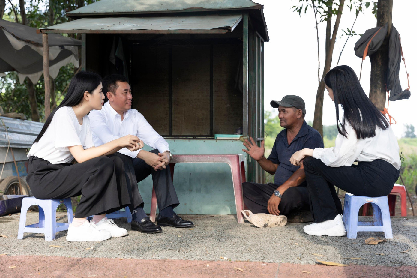 Ngọc Thảo và Hồng Thắm thăm chú Minh cô đơn tại căn chòi tạm bợ khu Đại học Quốc gia TPHCM. Ngọc Thảo và Hồng Thắm thăm chú Minh cô đơn tại căn chòi tạm bợ khu Đại học Quốc gia TPHCM.