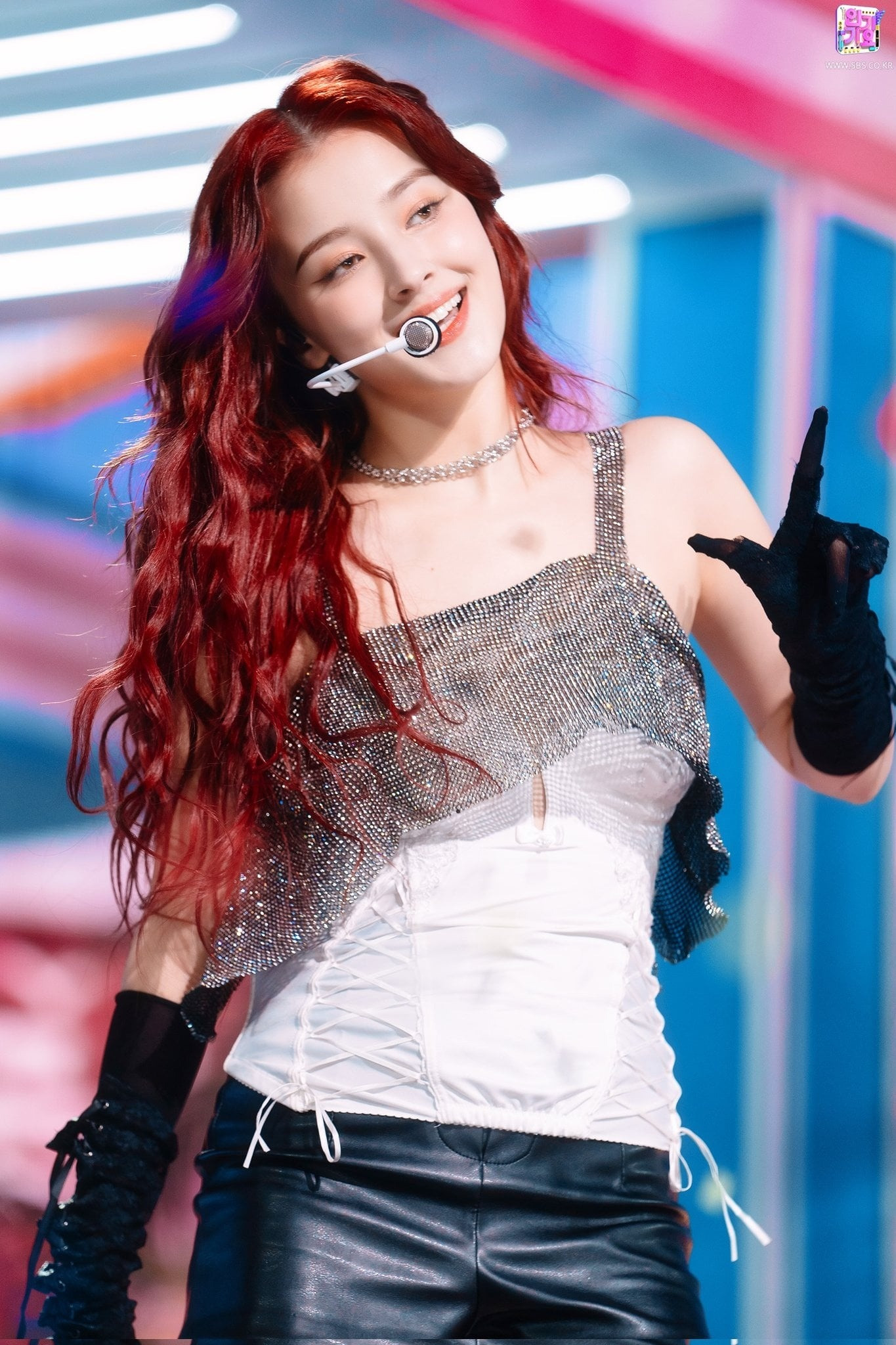 Trong lần trở lại mới với single Yummy Yummy Love, Nancy cho thấy vẻ ngoài trưởng thành, gợi cảm. Đặc biệt, màu tóc đỏ rượu giúp người đẹp càng thêm nổi bật trên sân khấu. Ảnh: SBS.