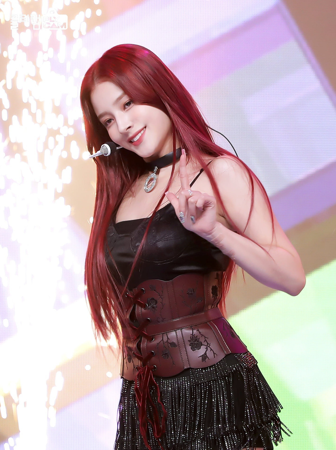 Trong lần trở lại mới với single Yummy Yummy Love, Nancy cho thấy vẻ ngoài trưởng thành, gợi cảm. Đặc biệt, màu tóc đỏ rượu giúp người đẹp càng thêm nổi bật trên sân khấu. Ảnh: SBS.