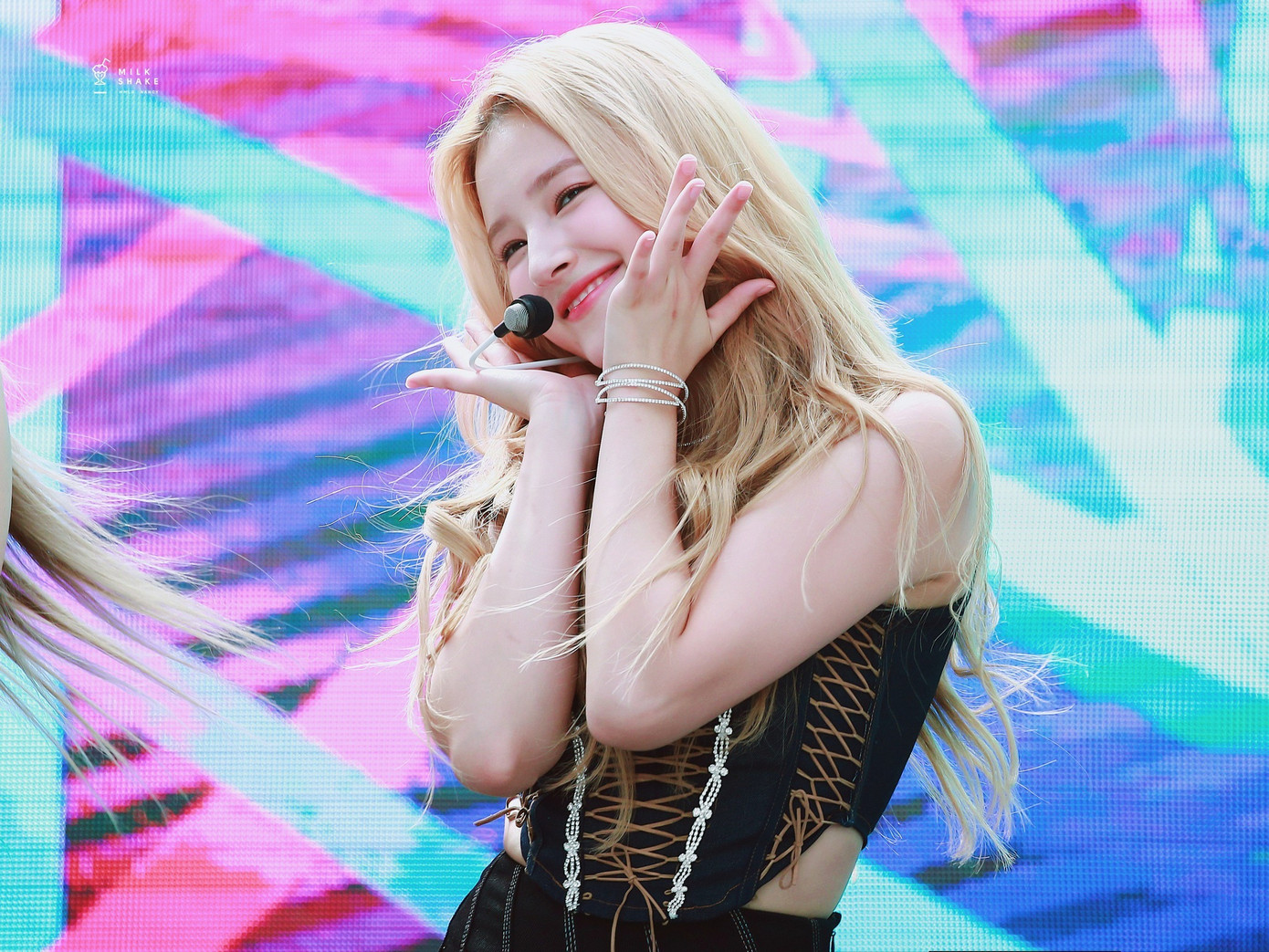 Không xuất thân từ công ty chủ quản lớn như HYBE, JYP, SM… song bằng nhan sắc cùng nét cuốn hút trên sân khấu trình diễn, Nancy được người hâm mộ săn đón. Theo Kpopstar, mỹ nhân sinh năm 2000 là nữ thần tượng không thuộc Big 3 (tức chỉ YG, SM, JYP) sở hữu 47 fancam có hơn 1 triệu lượt xem trên YouTube. 5 trong số 47 fancam vượt qua con số 10 triệu lượt xem. Ảnh: Twitter.