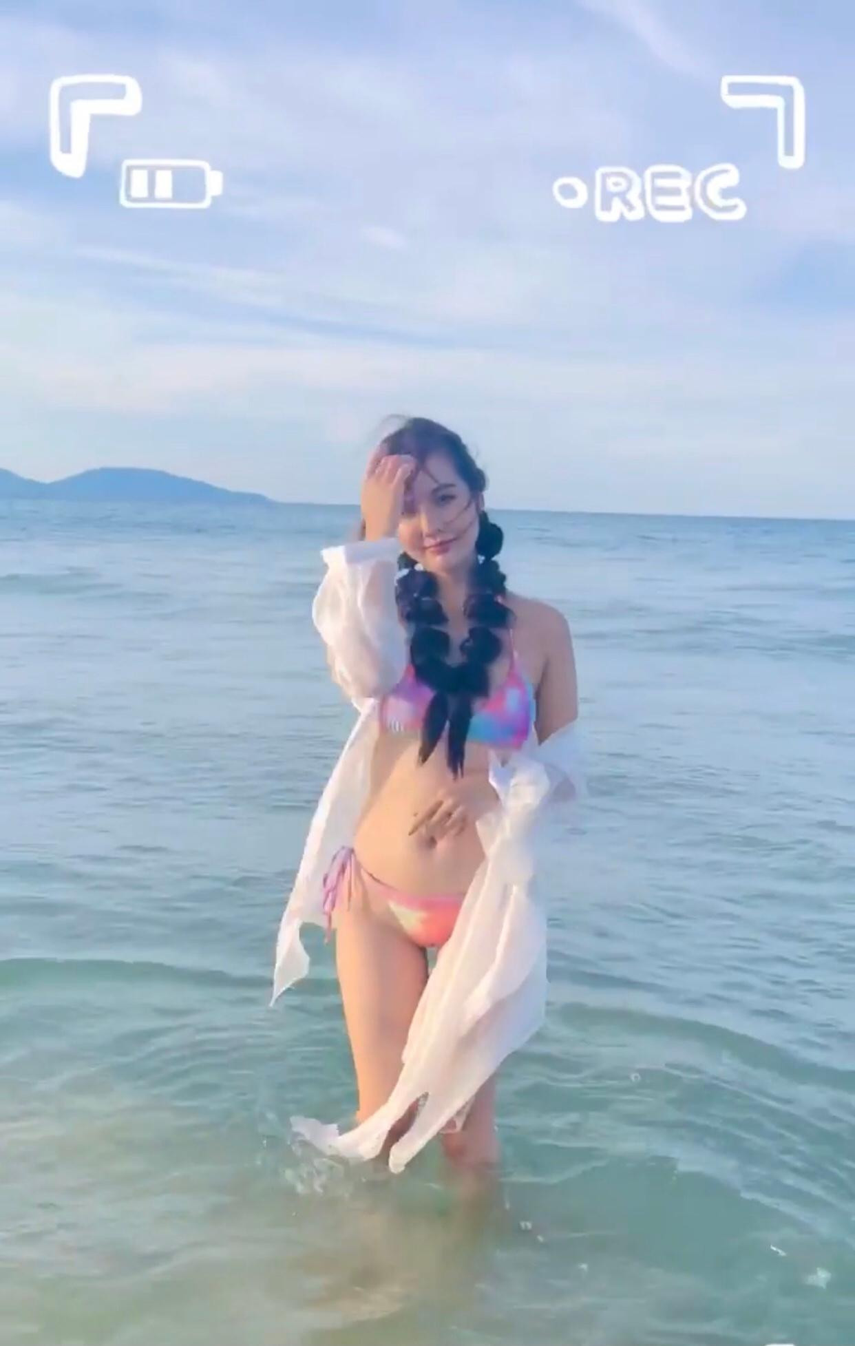 Sau một đêm cảm xúc với tập cuối Thương ngày nắng về, Huyền Lizzie đã khởi đầu ngày mới bằng đoạn video vô cùng nóng bỏng. Sau một đêm cảm xúc với tập cuối Thương ngày nắng về, Huyền Lizzie đã khởi đầu ngày mới bằng đoạn video vô cùng nóng bỏng.