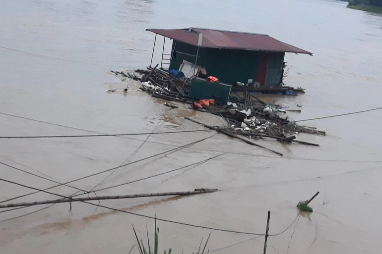 Chiếc bè bị lũ cuốn trôi trên sông Lô. Ảnh: Công an cung cấp.