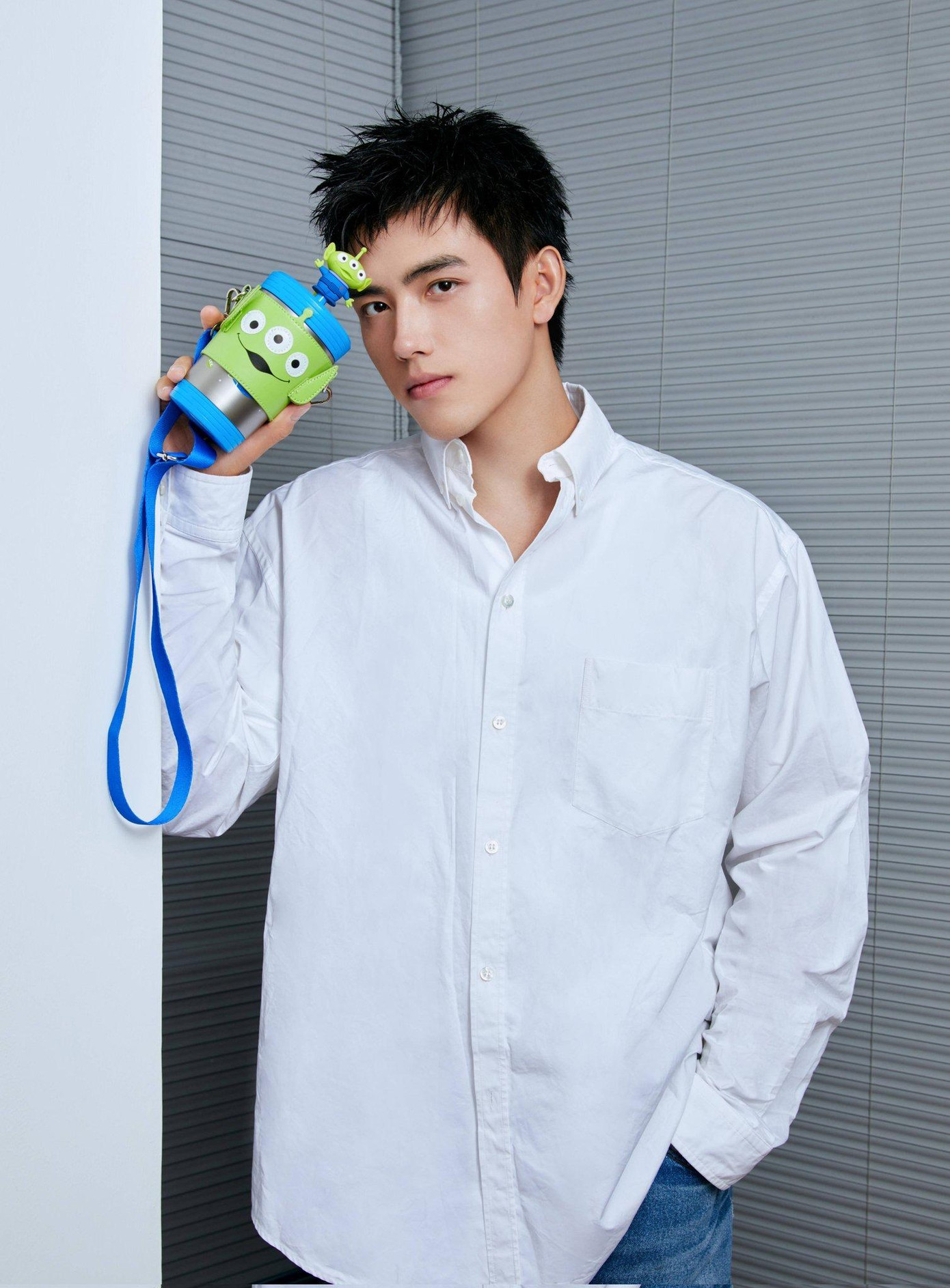 Trần Phi Vũ là nam diễn viên đang làm mưa làm gió trên màn ảnh nhỏ tháng 11 khi đóng chính trong bộ phim Bật lửa và váy công chúa (tên khác: Chiếu Sáng Anh, Sưởi Ấm Em), chuyển thể từ tiểu thuyết cùng tên của nhà văn Twentine. Nam diễn viên được khen thể hiện nhân vật chính Lý Tuân một cách hoàn hảo, như soái ca trong truyện bước ra. Ảnh: Weibo. Trần Phi Vũ là nam diễn viên đang làm mưa làm gió trên màn ảnh nhỏ tháng 11 khi đóng chính trong bộ phim Bật lửa và váy công chúa (tên khác: Chiếu Sáng Anh, Sưởi Ấm Em), chuyển thể từ tiểu thuyết cùng tên của nhà văn Twentine. Nam diễn viên được khen thể hiện nhân vật chính Lý Tuân một cách hoàn hảo, như soái ca trong truyện bước ra. Ảnh: Weibo.