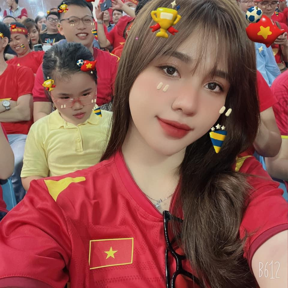 Trận Chung kết SEA Games 31 giữa U23 Việt Nam và U23 Thái Lan, bạn gái Hoàng Đức cũng tới cổ vũ người yêu thi đấu.