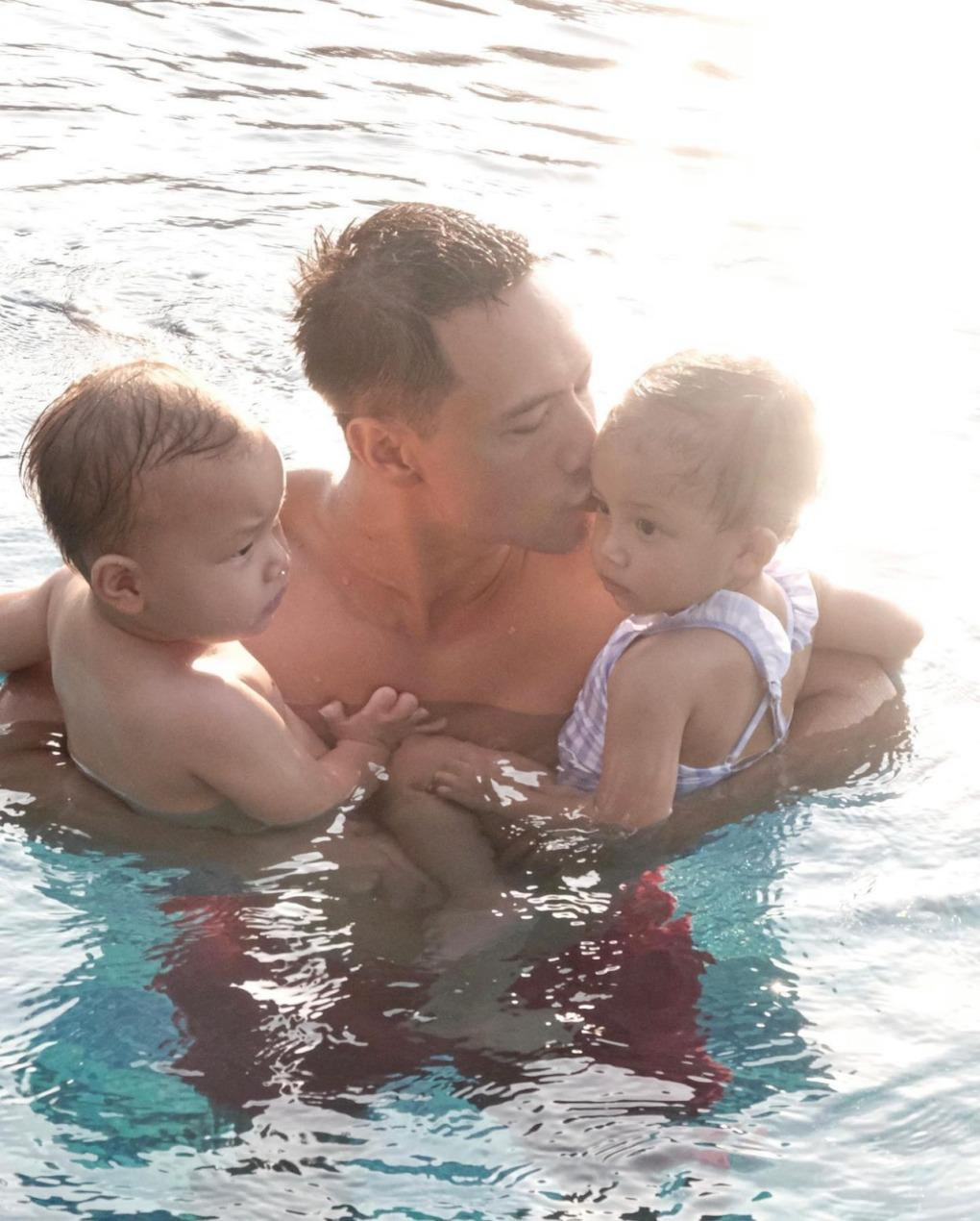 Cặp song sinh Leon, Lisa nhà Hà Hồ nhận được nhiều chú ý không kém ba mẹ.