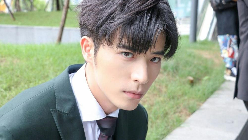 Nam diễn viên sụp đổ hình tượng vì ồn ào tình ái. Nam diễn viên sụp đổ hình tượng vì ồn ào tình ái.