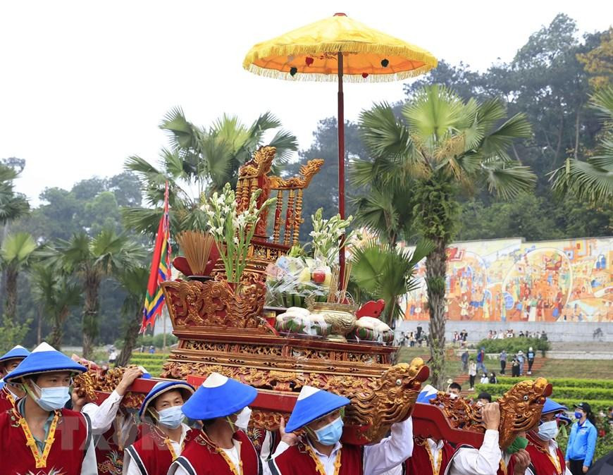 Đoàn nghi lễ rước kiệu dâng lễ vật tưởng nhớ các Vua Hùng. (Ảnh: Thống Nhất/TTXVN) Đoàn nghi lễ rước kiệu dâng lễ vật tưởng nhớ các Vua Hùng. (Ảnh: Thống Nhất/TTXVN)