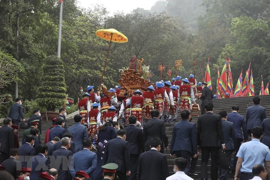 Đoàn nghi lễ chuẩn bị dâng hương tưởng niệm các Vua Hùng. (Ảnh: Minh Quyết/TTXVN) Đoàn nghi lễ chuẩn bị dâng hương tưởng niệm các Vua Hùng. (Ảnh: Minh Quyết/TTXVN)