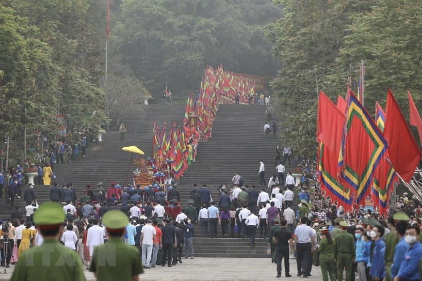 Đoàn nghi lễ chuẩn bị dâng hương tưởng niệm các Vua Hùng. (Ảnh: Minh Quyết/TTXVN) Đoàn nghi lễ chuẩn bị dâng hương tưởng niệm các Vua Hùng. (Ảnh: Minh Quyết/TTXVN)