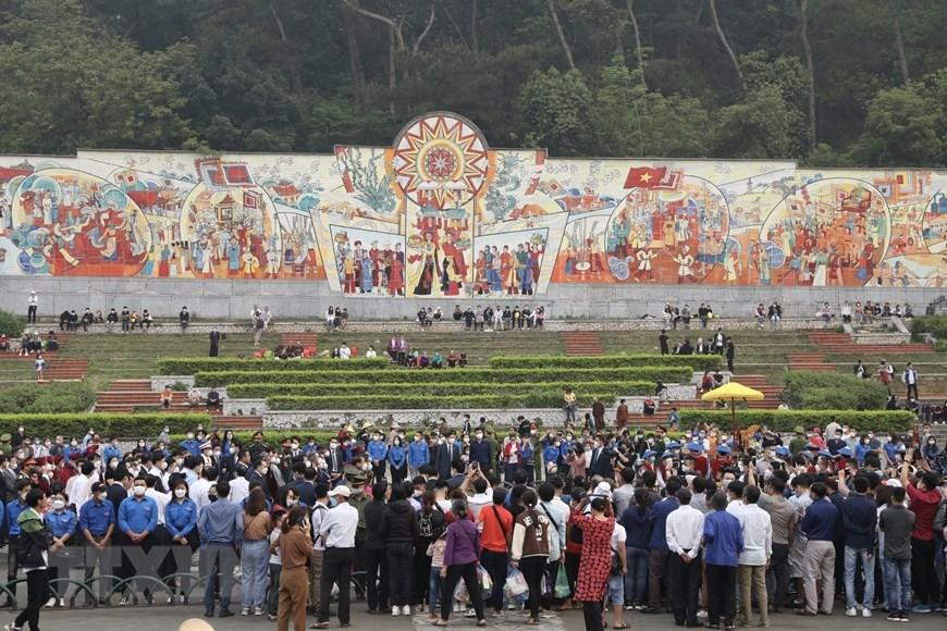 Đông đảo người dân về dự lễ tại Khu Di tích lịch sử Quốc gia đặc biệt Đền Hùng. (Ảnh: Minh Quyết/TTXVN) Đông đảo người dân về dự lễ tại Khu Di tích lịch sử Quốc gia đặc biệt Đền Hùng. (Ảnh: Minh Quyết/TTXVN)