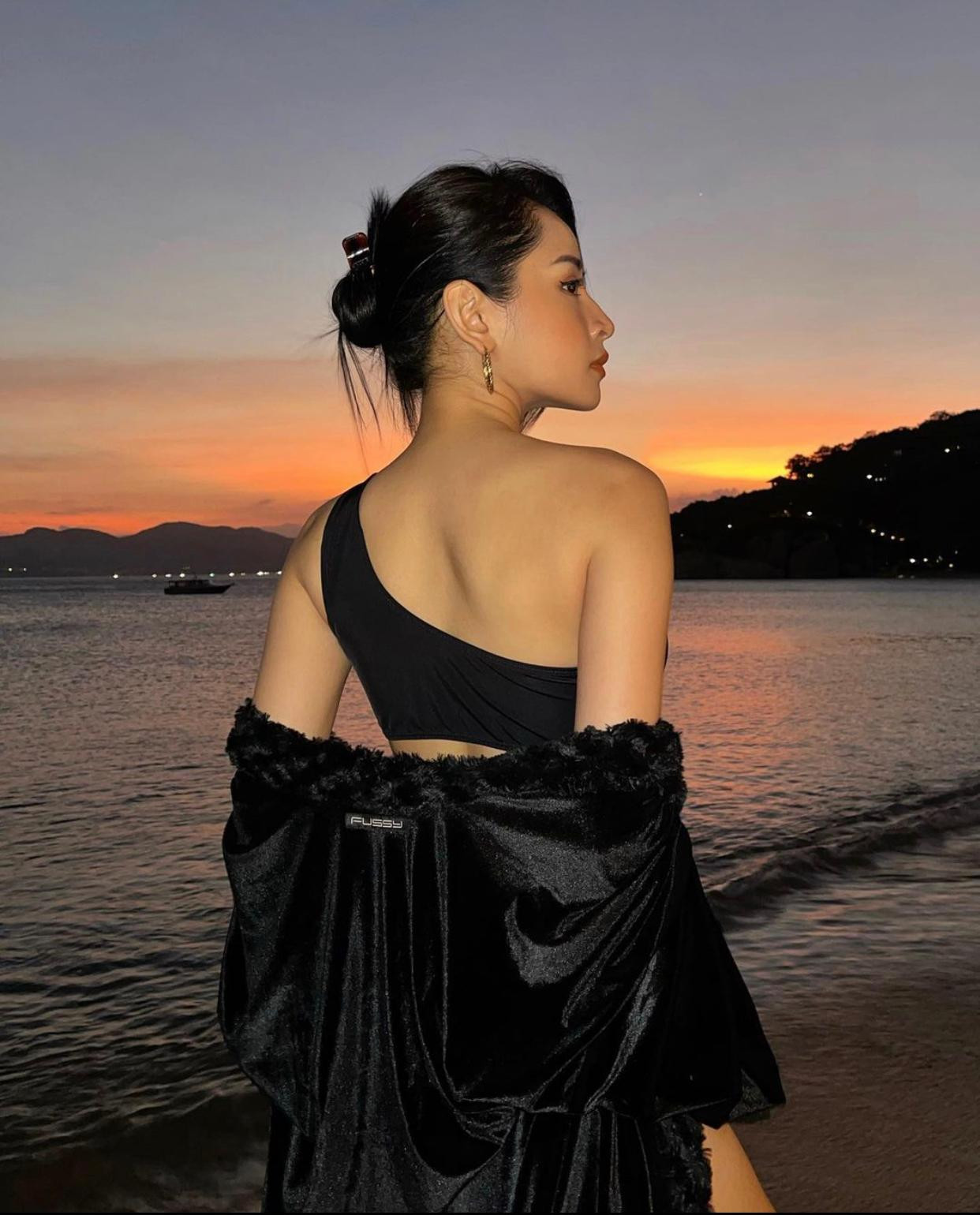 Dịp Tết Nguyên đán năm nay, Chi Pu đi nghỉ dưỡng cùng gia đình tại một vùng biển ở Nha Trang. Vì vậy, người hâm mộ có cơ hội được ngắm những bức ảnh nóng bỏng của người đẹp 9x.