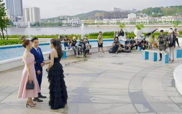 Trong trang phục lịch sự, sang trọng, Việt Anh và Hồng Diễm khoác tay nhau tình tứ cùng tham gia một buổi tiệc ngoài trời. Được biết, đây là một phân cảnh trong bộ phim mới mang tên Người vợ tốt.