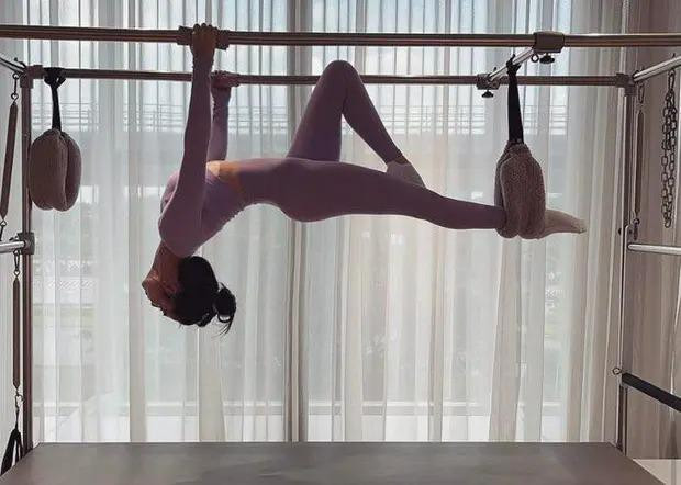 Pilates đang là loại hình thể dục thể thao rất thịnh hành trong những năm gần đây. Phương pháp này được xem là bí quyết làm đẹp, giảm cân, giữ dáng của các ngôi sao hàng đầu thế giới như Jennifer Lopez, Selena Gomez, Son Ye Jin,…