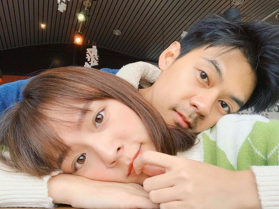 Cặp sao gặp nhau trên phim trường Spy: The Series. Dan chủ động xin số điện thoại và theo đuổi Pattie. Cả hai hợp tác nhiều lần trên màn ảnh, 5 lần Dan – Pattie đóng vai tình nhân, vợ chồng. Cặp sao gặp nhau trên phim trường Spy: The Series. Dan chủ động xin số điện thoại và theo đuổi Pattie. Cả hai hợp tác nhiều lần trên màn ảnh, 5 lần Dan – Pattie đóng vai tình nhân, vợ chồng.