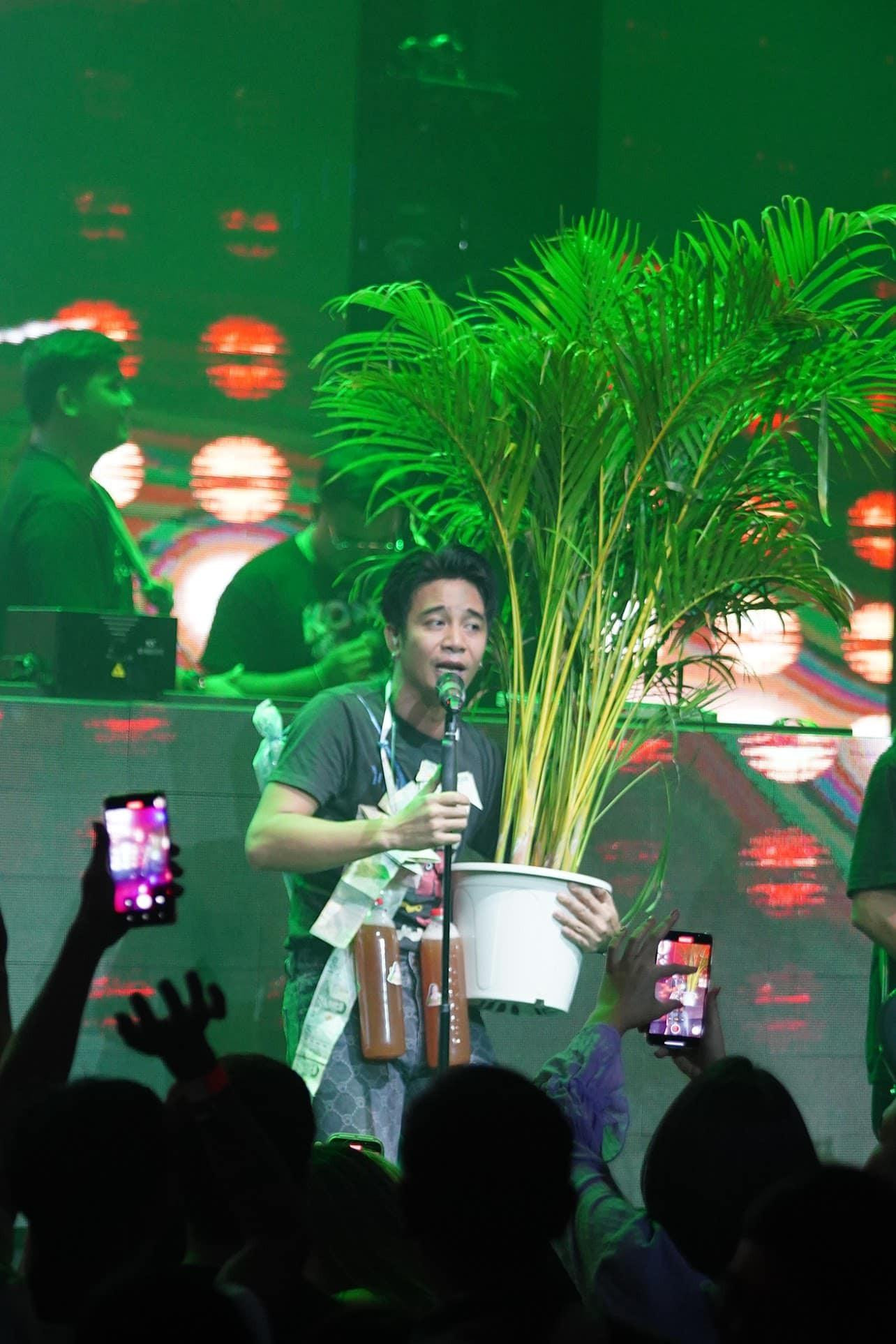 Khán giả tặng sầu riêng, chuối, xô chậu, đồ ăn vặt… thậm chí là cá sống, tã trẻ em cho Kong Huayrai. Khán giả tặng sầu riêng, chuối, xô chậu, đồ ăn vặt… thậm chí là cá sống, tã trẻ em cho Kong Huayrai.