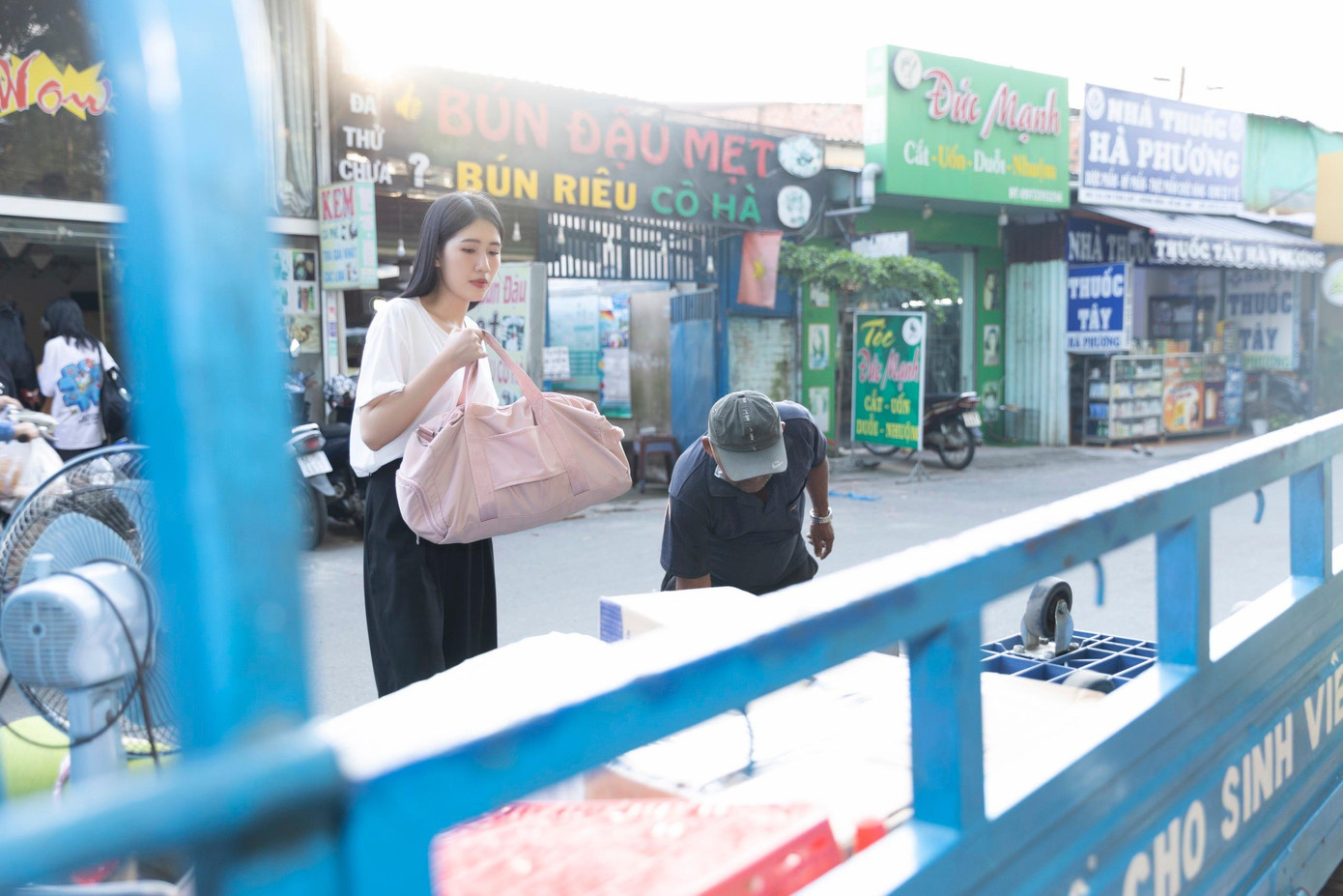 Buổi trải nghiệm công việc chuyển trọ của hai thí sinh Hoa hậu Việt Nam 2022 cùng chú Minh cô đơn. Buổi trải nghiệm công việc chuyển trọ của hai thí sinh Hoa hậu Việt Nam 2022 cùng chú Minh cô đơn.