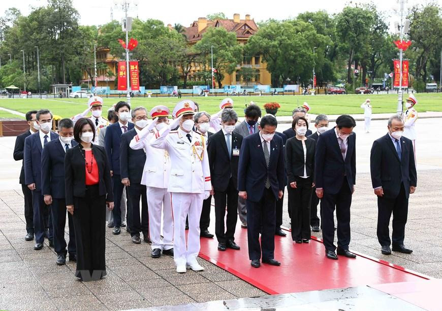 Thủ tướng Nhật Bản Kishida Fumio và đoàn đại biểu vào Lăng viếng Chủ tịch Hồ Chí Minh. (Ảnh: Phạm Kiên/TTXVN)
