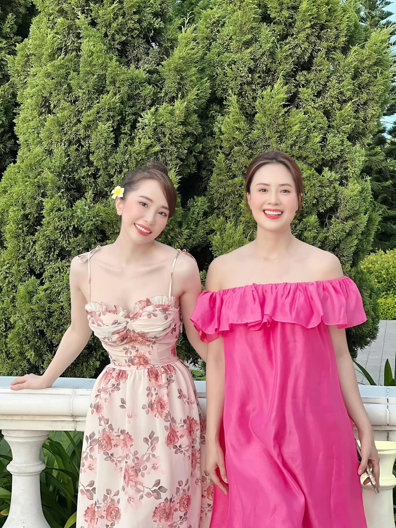 Diễn viên Quỳnh Nga chia sẻ hình ảnh tươi tắn, rạng rỡ bên cạnh Hồng Diễm. Nàng “Cá sấu chúa” viết: “Chị em chúng tớ nghỉ lễ đây. Chúc mọi người có một kì nghỉ lễ vui vẻ bên gia đình nhá”. Hai mỹ nhân VFC nhận được nhiều lời tán dương từ cư dân mạng vì nhan sắc xinh đẹp.