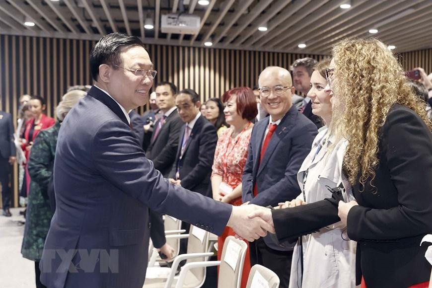 Tại trụ sở Trường Imperial College London, Chủ tịch Quốc hội Vương Đình Huệ dự Tọa đàm hợp tác giáo dục Việt Nam-Anh. (Ảnh: Doãn Tấn/TTXVN)