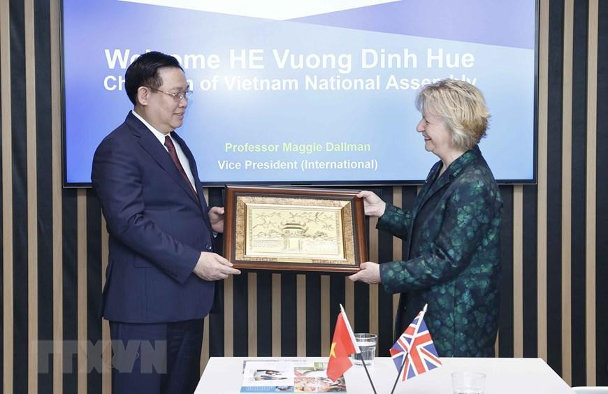 Chủ tịch Quốc hội Vương Đình Huệ tặng quà lưu niệm cho Giáo sư Maggie Dallman. (Ảnh: Doãn Tấn/TTXVN)
