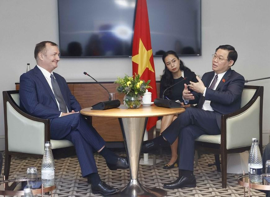 Chủ tịch Quốc hội Vương Đình Huệ tiếp ông Kenneth Atkinson, Chủ tịch Britcham cùng đại diện một số tập đoàn, quỹ đầu tư của Anh đang đầu tư, kinh doanh tại Việt Nam. (Ảnh: Doãn Tấn/TTXVN)