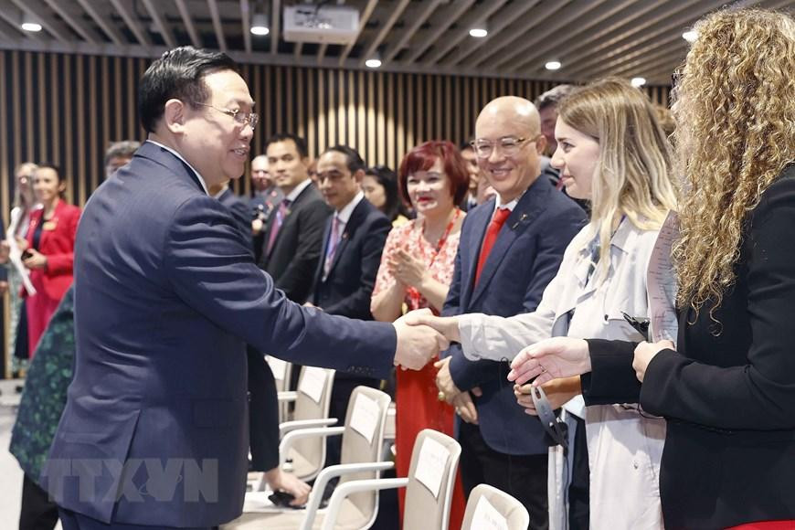 Chủ tịch Quốc hội Vương Đình Huệ với đại biểu. (Ảnh: Doãn Tấn/TTXVN)