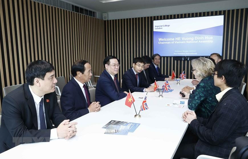 Chủ tịch Quốc hội Vương Đình Huệ làm việc với Giáo sư Maggie Dallman, Phó Hiệu trưởng Trường Imperial College London. (Ảnh: Doãn Tấn/TTXVN)