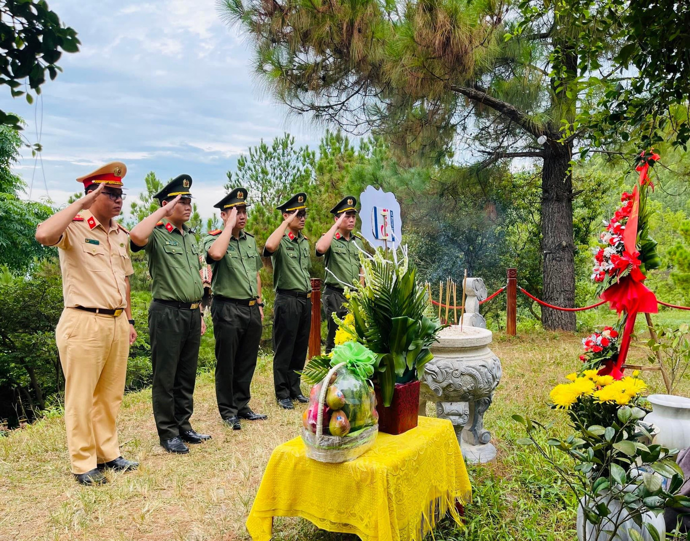 Thanh niên CATP Hà Nội đã đến dâng hương, viếng mộ Đại tướng Võ Nguyên Giáp tại Vũng Chùa - Đảo Yến, xã Quảng Đông, huyện Quảng Trạch, tỉnh Quảng Bình.