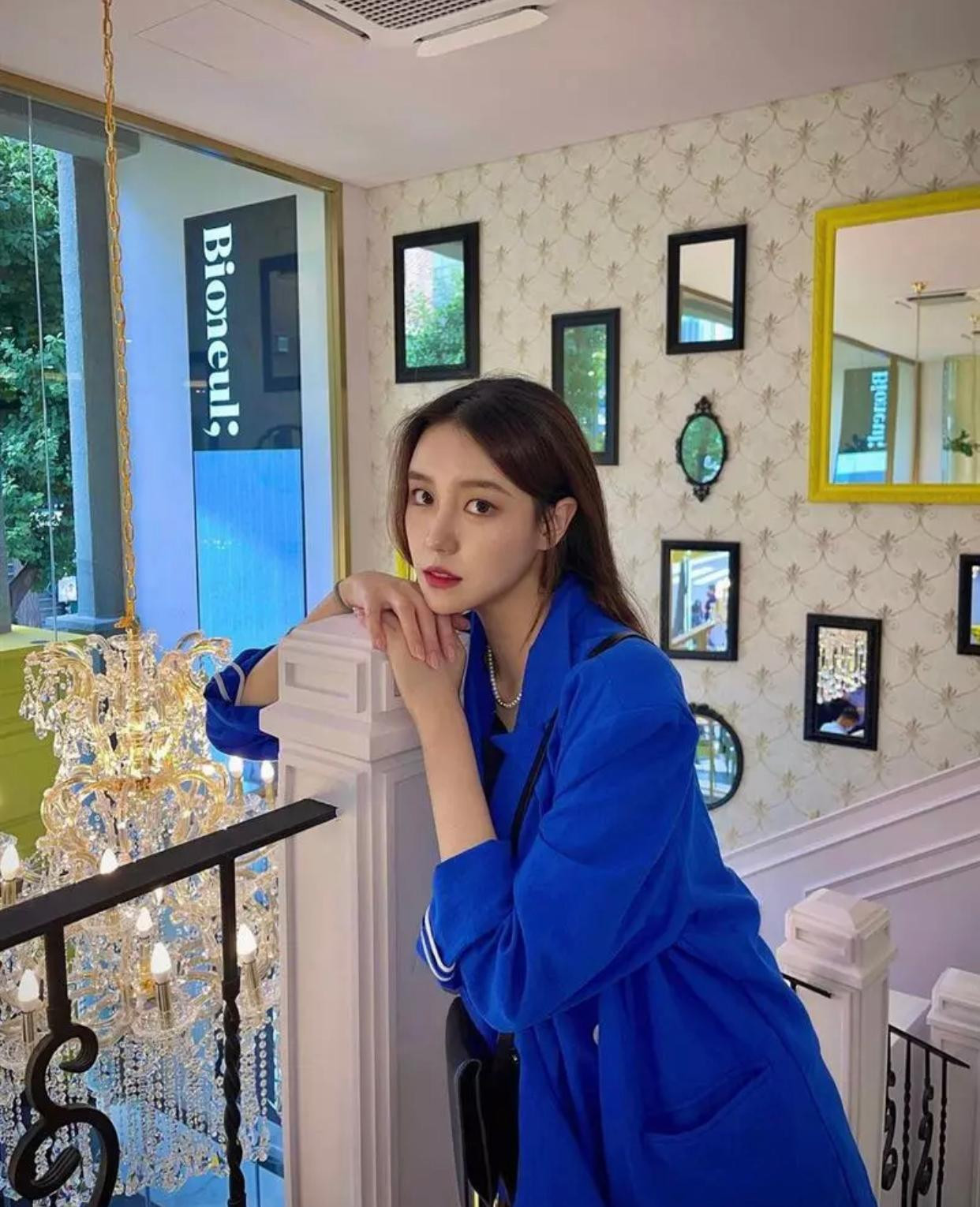 Đời thường, Lee Seung Hyeon chuộng phong cách trẻ trung, thanh lịch. Cô thường chia sẻ hình ảnh du lịch, check in cùng bạn bè.