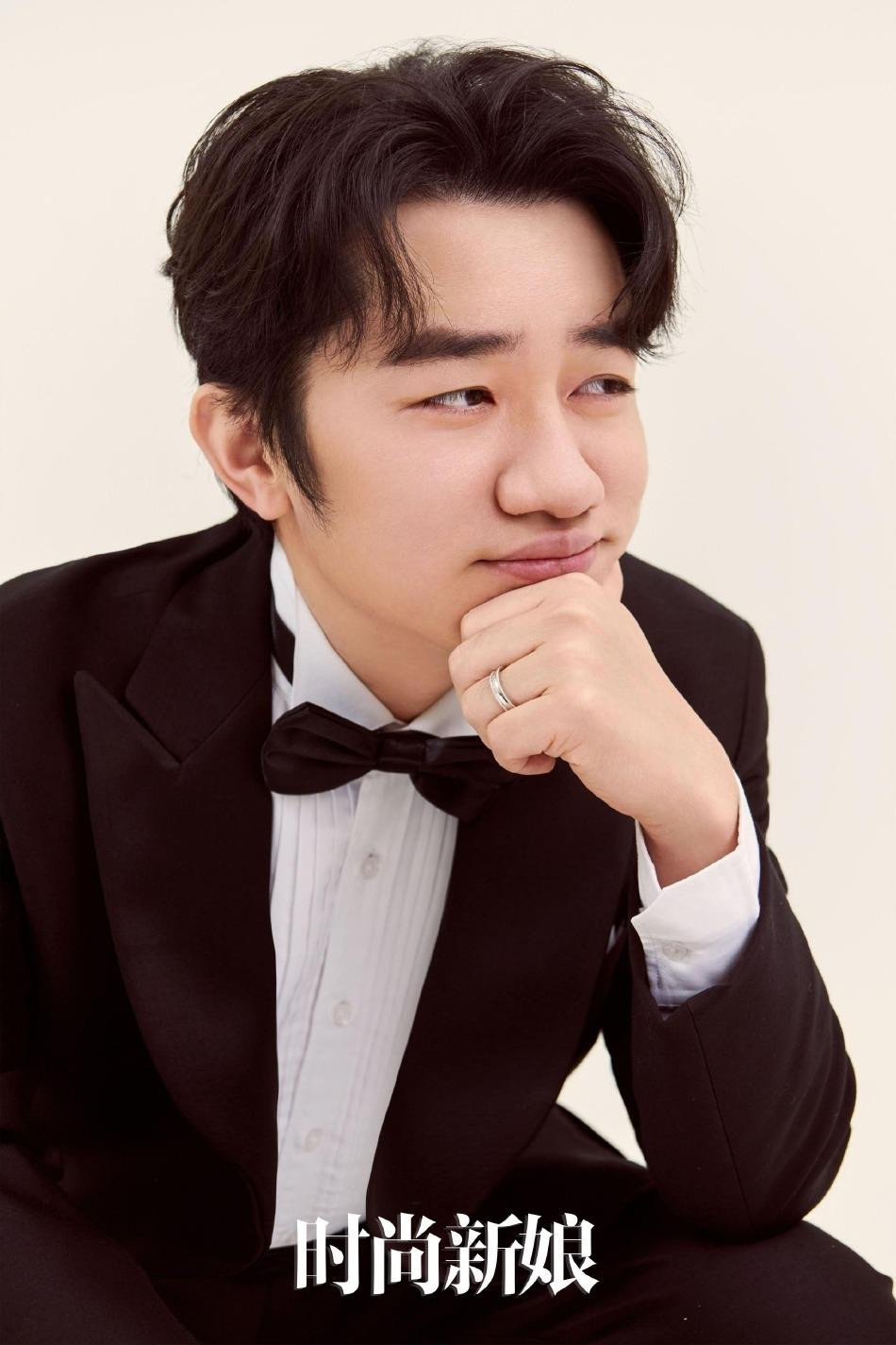 Vương Tổ Lam sinh năm 1980, là MC, diễn viên, nổi tiếng tại Hong Kong (Trung Quốc). Anh đón nhận được sự yêu mến của công chúng nhờ sự duyên dáng, tài năng. Nhiều tác phẩm nổi tiếng có sự góp mặt của anh như Hoàng Phi Hồng, Giang hồ thất quái, Điệp vụ Milano, Sóng gió gia tộc… Ngoài ra, Vương Tổ Lam từng là thành viên chính thức của Running Man bản Trung.