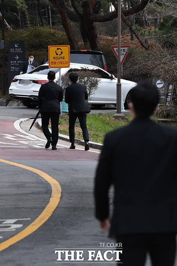 An ninh bên ngoài nơi diễn ra đám cưới của Hyun Bin - Son Ye Jin. Ảnh: The Fact An ninh bên ngoài nơi diễn ra đám cưới của Hyun Bin - Son Ye Jin. Ảnh: The Fact