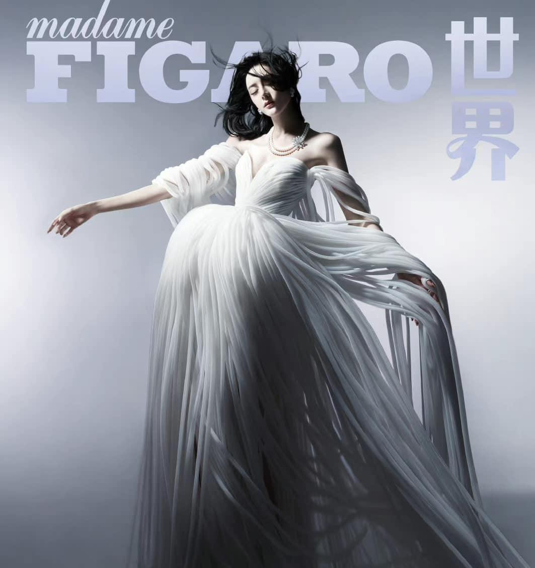 Địch Lệ Nhiệt Ba nổi bật trên trang bìa trên tạp chí Madame Figaro với thời trang ấn tượng. Địch Lệ Nhiệt Ba nổi bật trên trang bìa trên tạp chí Madame Figaro với thời trang ấn tượng.