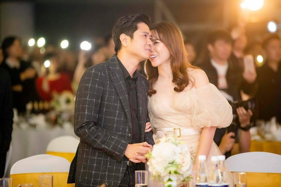 Trở về bên nhau, vợ chồng Hồ Hoài Anh - Lưu Hương Giang lại ngọt ngào như thuở ban đầu. Họ vẫn tiếp tục đồng hành trên con đường sự nghiệp cùng nhau. Ngày 8/3, nam nhạc sĩ 42 tuổi mua tặng vợ nhẫn kim cương trị giá khoảng 500 triệu đồng. Trên mạng xã hội, cặp sao chia sẻ nhiều hình ảnh gia đình êm ấm, hạnh phúc khiến nhiều người ghen tỵ. Kênh YouTube “Vợ chồng Giang Hồ” được lập ra để cập nhật cuộc sống thường nhật của 2 nghệ sĩ và 2 cô con gái xinh đẹp.