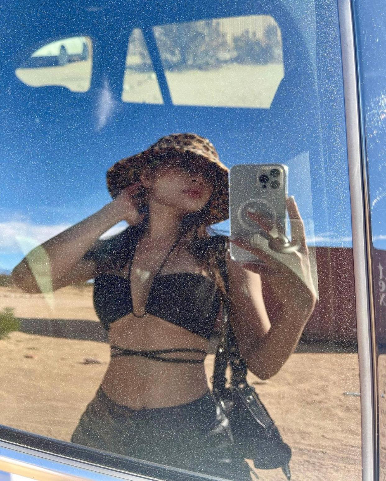 Được biết đến là một trong những mỹ nhân gợi cảm của showbiz Việt, Chi Pu thường xuất hiện tại các sự kiện với trang phục bó sát, cắt xẻ táo bạo. Trên trang cá nhân, người đẹp không ngần ngại đăng tải bikini táo bạo.