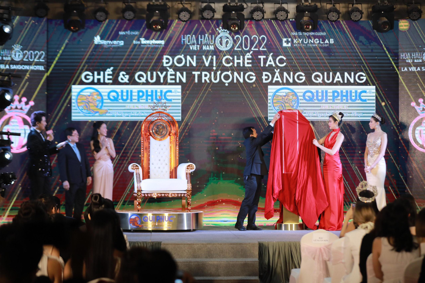 Thời khắc công bố ghế và quyền trượng của Hoa hậu Việt Nam 2022.