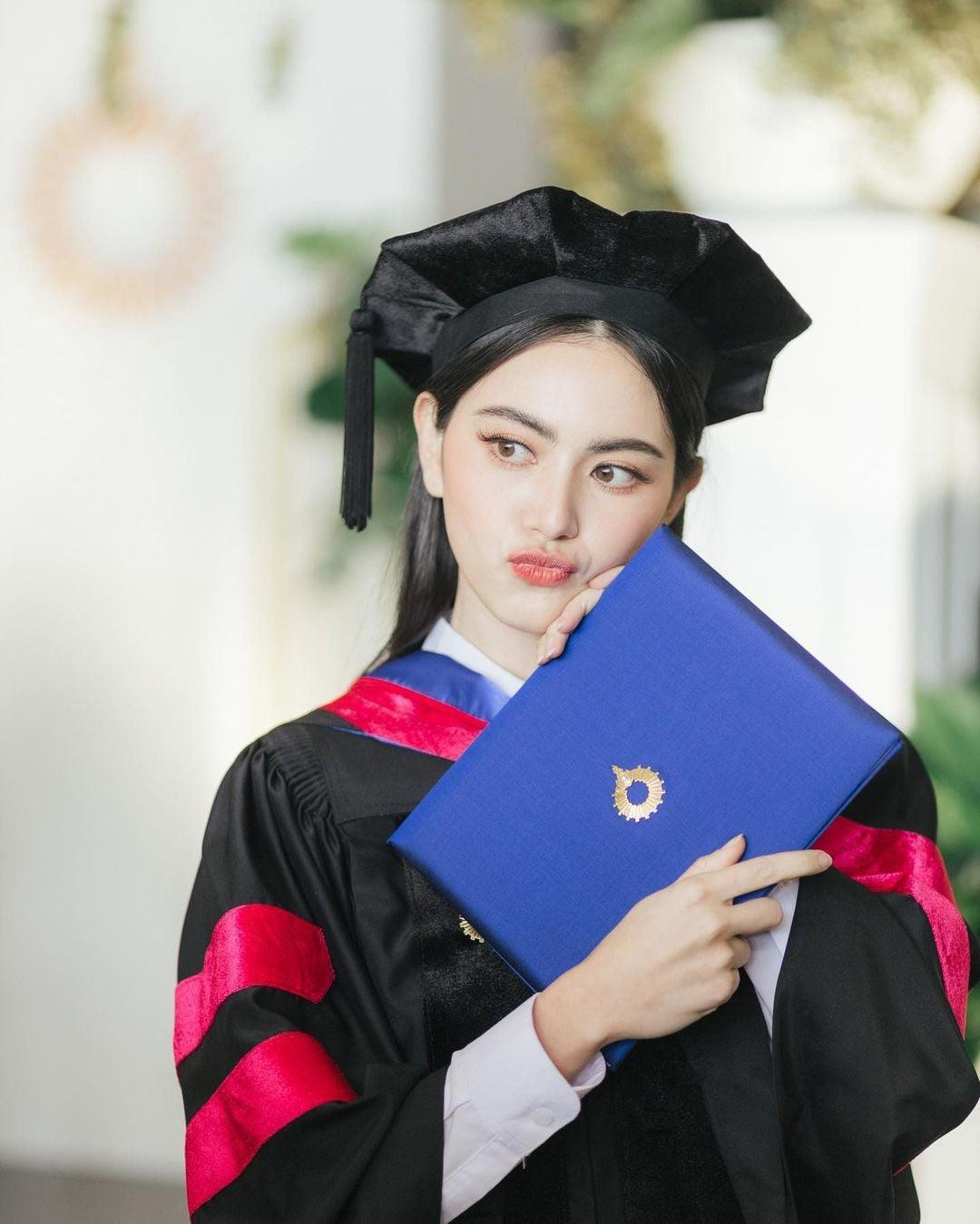 Vừa qua, Mai Davika thu hút sự chú ý khi nhận bằng thạc sĩ ngành Nghệ thuật Truyền thông, Đại học Rangsit.