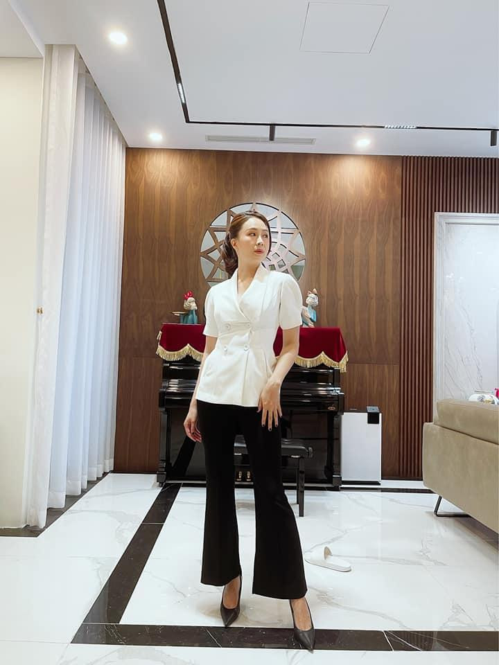 Mỹ nhân 39 tuổi thông báo với người hâm mộ: "Tranh thủ cười trước khi "nhăn nhó" toàn tập. Post này thay cho thông báo, điều mà ai cũng biết là gì đấy!".